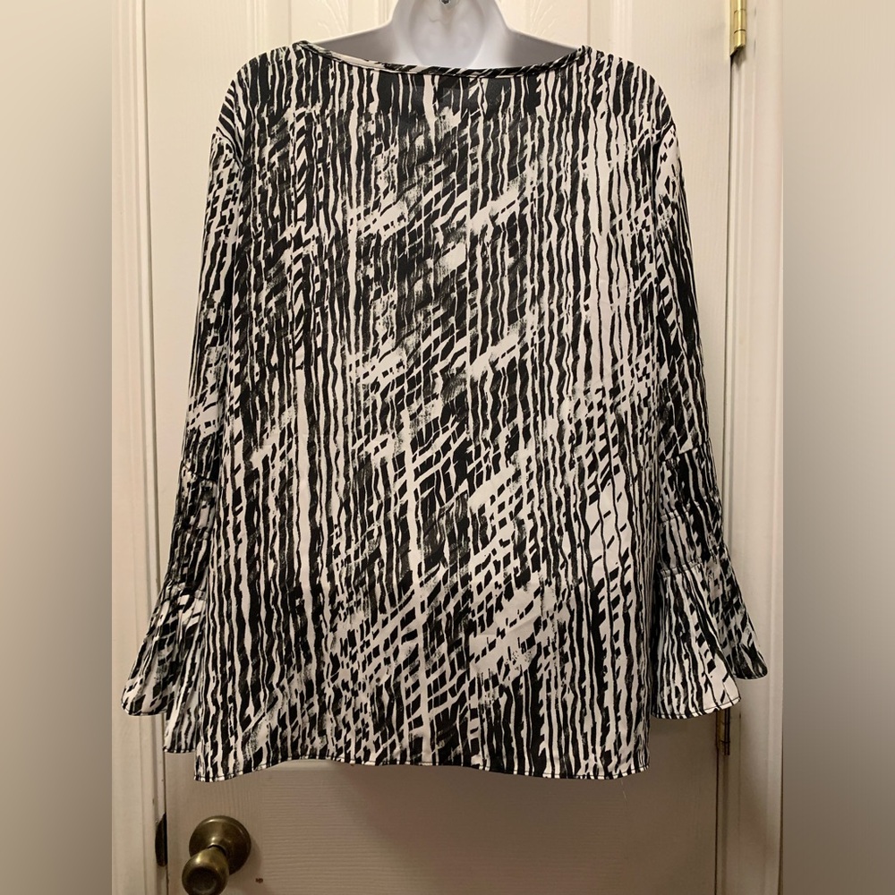 Valerie Stevens XL Top Women's Black White Pintuck Bell Sleeve Blouse Split Neck - Picture 3 of 7